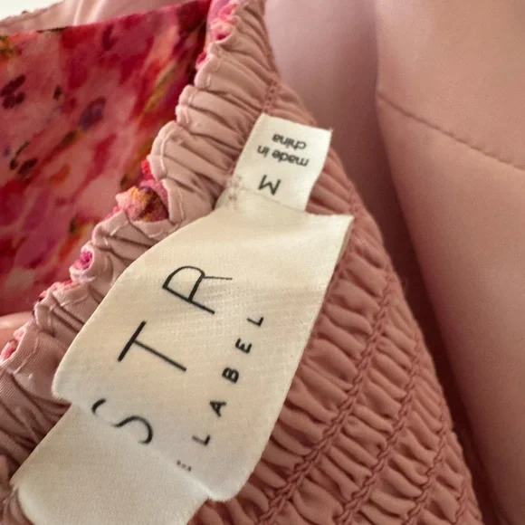 ASTR the label Olina pink ditsy floral dress🌸🌺 - Picture 6 of 7